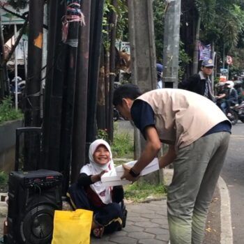 Rutinkan Sedekah Nasi Jumat
