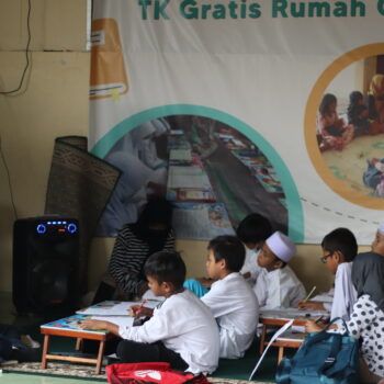 Berikan Adik Yatim Dhuafa Pendidikan Yang Layak